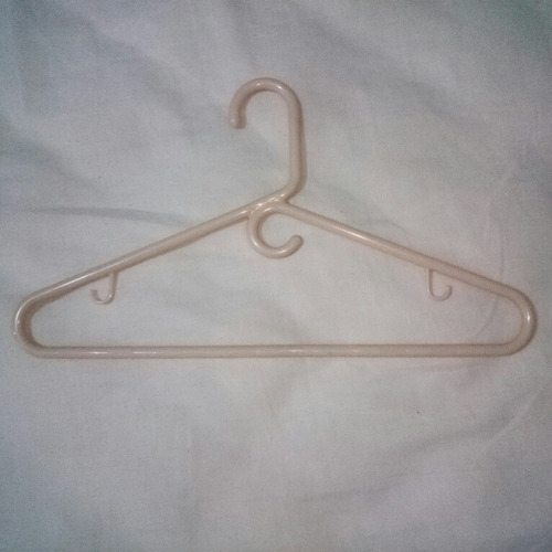Pack De 6 Ganchos De Plastico Grueso Beige Negro Ropa Closet