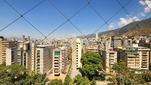 En Venta Amplio Apartamento, En La Florida. Pozo, Vista Al Avila #25-18144 Np