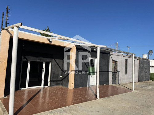 Casa Con Locales Comerciales En Venta En La Puerta Maraven, Punto Fijo, Falcón