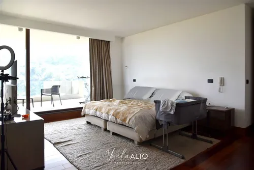 Departamento En Venta De 4 Dorm. En Lo Barnechea / 3 Estac.