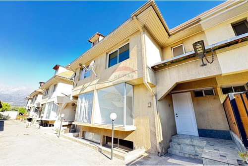 5 Dormitorios 3 Pisos Más Subterráneo Condominio