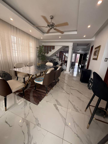 Casa En Venta De 4 Niveles Con Piscina Y 5 Habitaciones