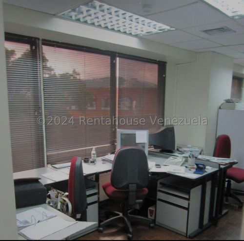 En Venta Ilumanada Y Centrica Oficina - Urb. Chacao.