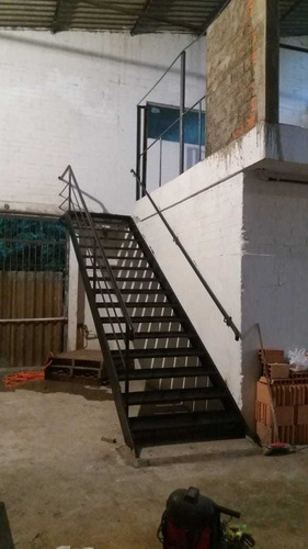 Imagem 6 de 10 de Escada De Ferro Reta 4.00x50 Chapa Frisada