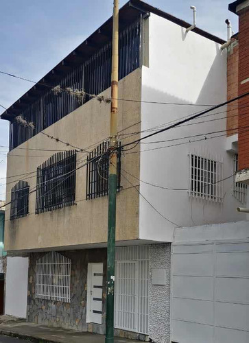Best House Vende Espaciosa Casa De 3 Pisos En Guarenas, Casco Colonial, Ideal Para Colegio, Call Center O Centro Medico