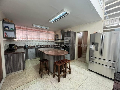 Estupendo Apartamento 24-24654 Ubicado En Una Bella Casa De 3 Pisos, Con Amplia Distribución En Las Palmas