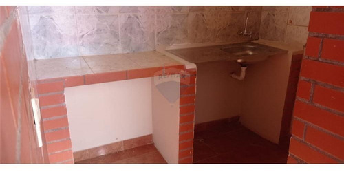 Vendo Casa En Pleno Centro De Encarnación: 6 Habitaciones Y 3 Baños.