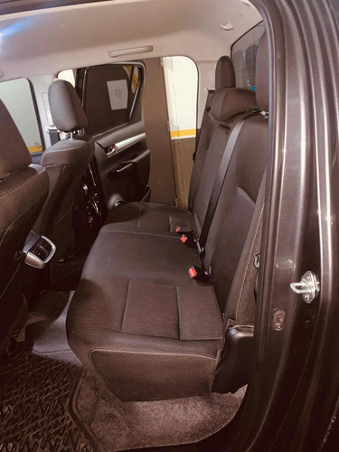 Imagen 4 de 16 de Toyota Hilux 2019 2.8 Cd Srv 177cv 4x2