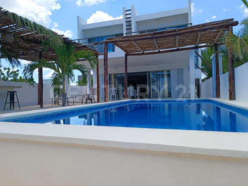 Casa En Venta Cerca De Playa, De 5 Recamaras Y Piscina, En San Benito Yucatán.