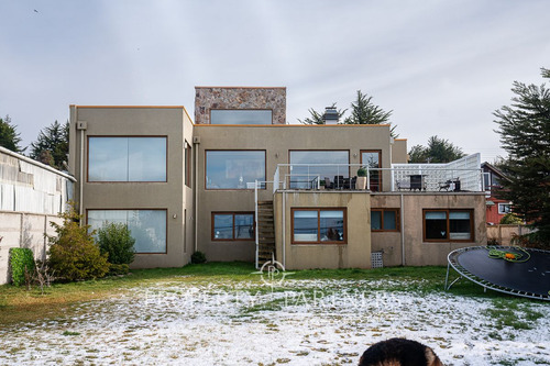 Hermosa Casa Con Vista Al Estrecho