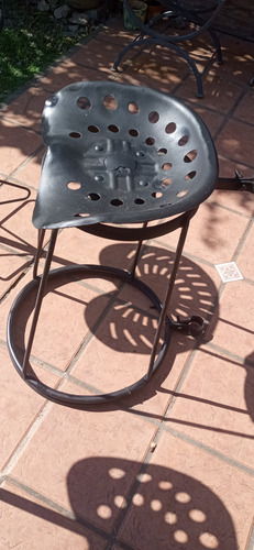Banqueta De Diseño En Hierro Asiento De Tractor Cdo $ 3000 (Usado)
