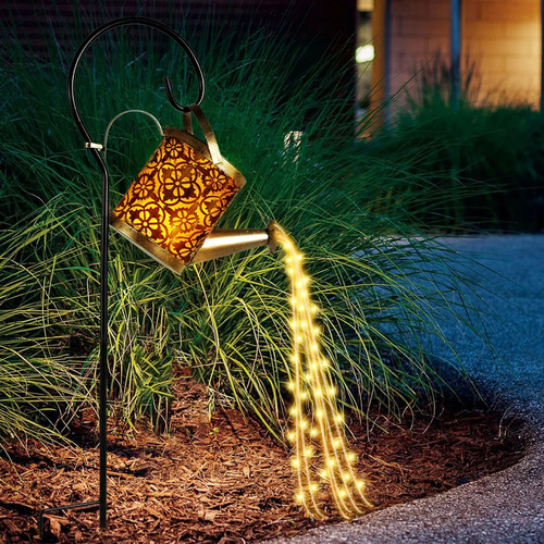 Una Regadera Solar Ilumina 36 Guirnaldas De Luces Led