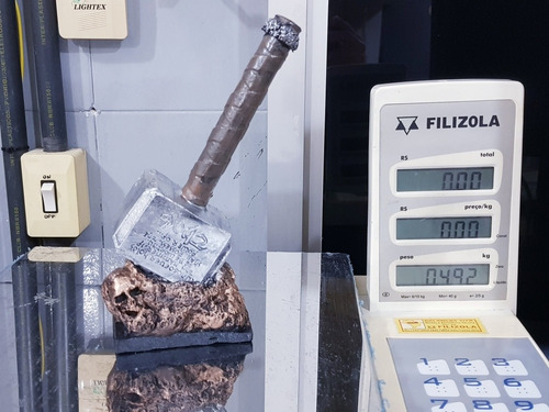 Miniatura Colecionável Marreta Thor Em Resina 19cm