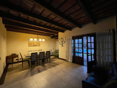 Chalet De Categoría 8 Amb. 484 M² Cub. C/ Garaje Para 2 Autos Y Parque C/ Pileta - Haedo