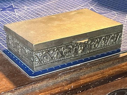 Antigua Caja De Metal Con Grabados De Leones Y Figuras