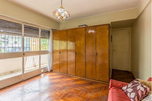 Ph En Piso Con Entrada Independiente De 3 Ambientes, Con Patio, Balcón, Cochera Y Terraza En Venta En Boedo, Caba.