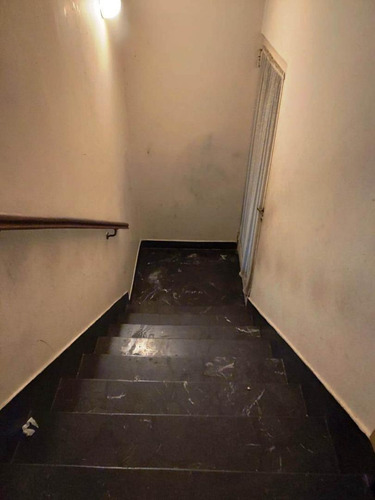 Imagen 9 de 15 de Galpón Con Casa Al Contrafrente Y Departamento En Pa