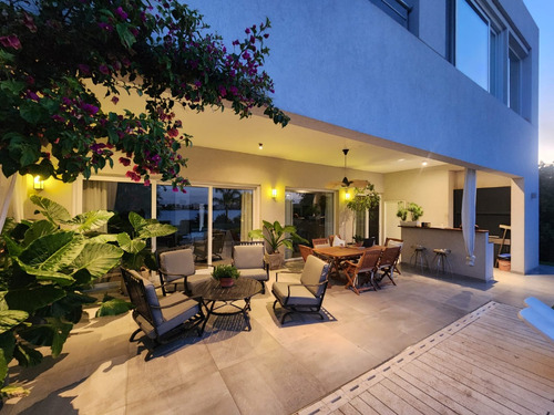 Casa En Venta Con Fondo A La Laguna En Canning