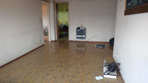Imagen 5 de 12 de Departamento De 3 Amb Al Frente Con Balcón Y Cochera Cubierta. Excelente Ubicación.
