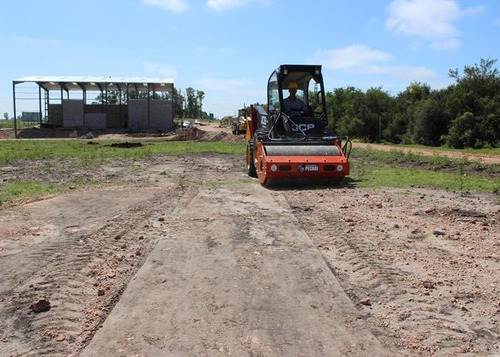Imagen 3 de 9 de Implemento Jmv Vibrocompactador Liso Vc120 Minicargadora