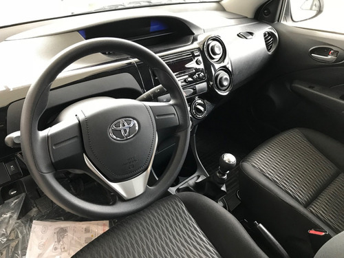 Imagen 9 de 14 de Toyota Etios 1.5 X 6m 5 Puertas