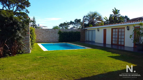 Vende Casa De 4 Dormitorios En Excelente Estado, Playa Mansa, Punta Del Este