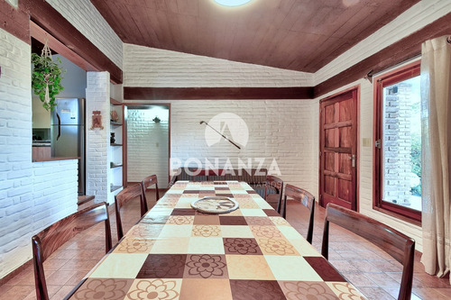 Imagen 11 de 24 de San Francisco, Piriápolis. Casa En Venta, Muy Buena Construcción Tradicional. Tres Cuadras De La Playa.
