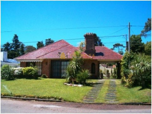 Encantadora Casa Sobre Francia A Metros Del Mar! Consulte- Ref: 2599