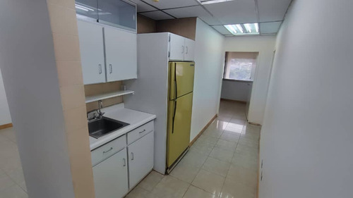 Oficina En Alquiler Con 4 Espacios Cómodos