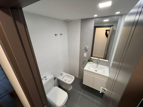 Venta Apartamento Al Frente De 2 Dormitorios Y Balcón En Centro