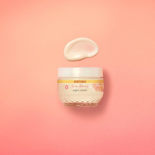 Imagen 4 de 6 de Crema Facial De Noche Burt's Bees Truly Glowing 51 Gr