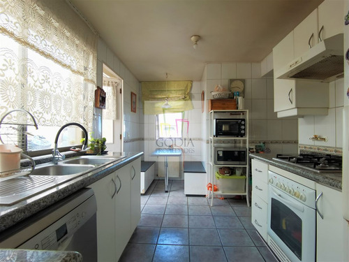 Casa En Venta De 4 Dorm. En Peñalolén