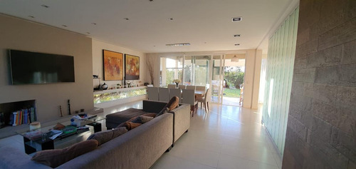 Imagen 2 de 21 de Casa Con Diseño - Los Lagos- Nordelta