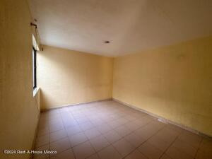 Casa A Pie De Calle, 4 Recamaras, Roof - Quintas Del Marques. Venta