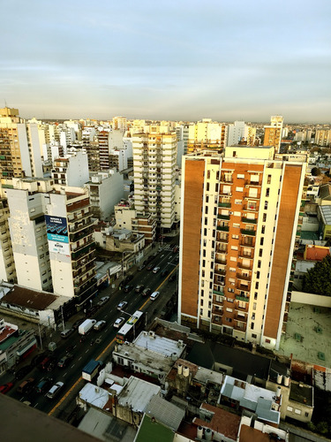Departamento 3 Ambientes Con Balcón Y Vista Al Frente.