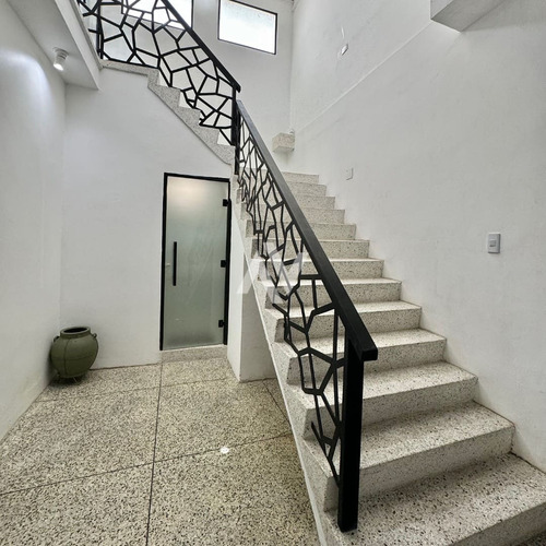 Ref 012 - 685 Te Ofrecemos Casa En Venta Con Excelente Ubicación Ubicado En Macuto - Estado La Guaira.