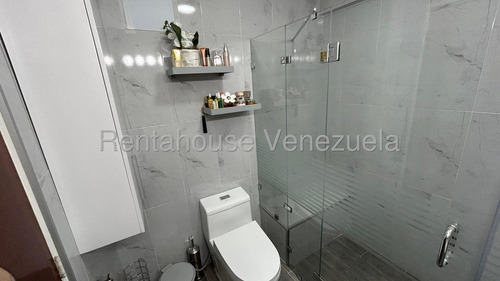 Los Samanes, Calle Cerrada. Vigilancia 24/7 !! Venta Apartamento 135 M2, 3 Hab. + S, 3 Baños + S, 2pe, Cocina Y Baños Actualizados. Edificio Con Excelente Mantenimiento Y Bellas Areas Sociales !!