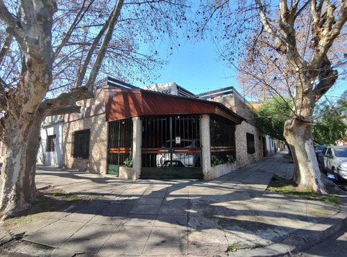 Imagen 1 de 19 de Impecable Casa En Esquina, Amplia Y Luminosa
