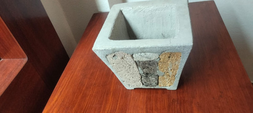 Maceta Piedra Pomez. Ideal Para Darle Un Toque De Elegancia Beige
