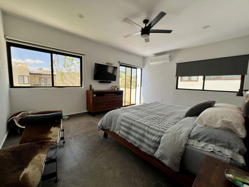 Casa En Venta En Mérida. Priv. Parque Natura En Esquina Y Alberca, Con Paneles