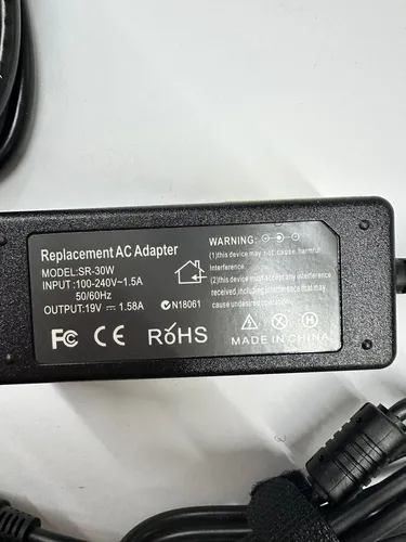 Cargador Computadora 19v 1.5a 30w Ficha 4.0*17 Negro