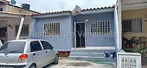 Comprar Casa Para Remodelar, Con Excelente Estructura Y Distribución, De, 108 M², Distribuidos En Sala-comedor, 3 Habitaciones, 2 Baños, Área De Cocina Y Patio, Cuenta Además Con Un Puesto De Estacionamiento.