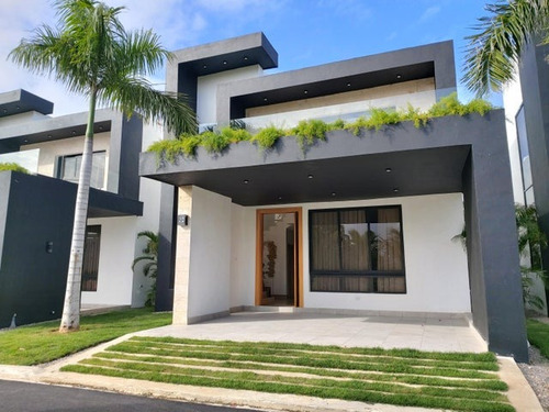 Casa En Venta En Macao, Punta Cana, 382m2, 4 Hab. 2 Parqueos, Excelente Ubicación, Cerca De La Playa En Uvero Alto, Todas Las Comodidades, Tu Villa Ideal. 