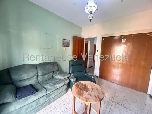Quinta De 3 Niveles En Venta En La Urb. Horizonte, Cuenta Con 3hab. 4baños, Estacionamiento, Terraza, Tanque De Agua , Todos Los Servicios. #25-14877