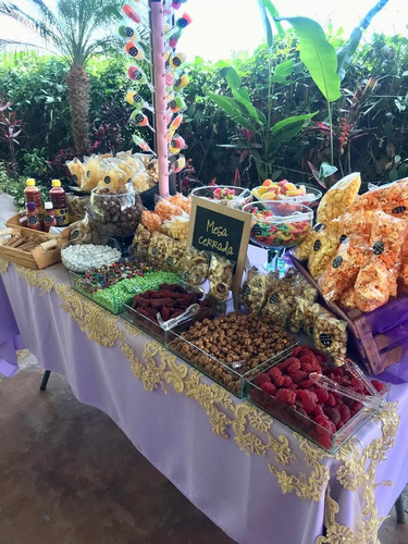 Decoración Con Globos, Mesas Y Barras De Dulces Y Botanas.