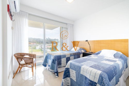 Imagen 8 de 28 de Apartamento De Tres Dormitorios En Suite En Alquiler Con Vista El Mar En Primera Lãnea Playa Brava