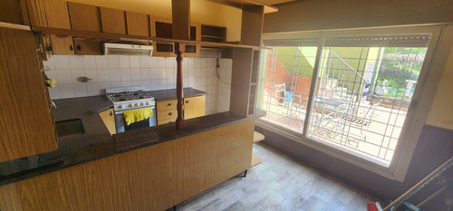 Casa 3 Amb. En Contra Frente - 2 Locales La Frente - Todo En Block - 232 M² Edif. - Ramos Mejia