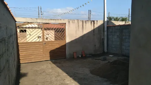 Casa 2 Dormitórios Em Bairro Residencial, Próximo A Comércios, Escolas, Transportes E Muito Mais!