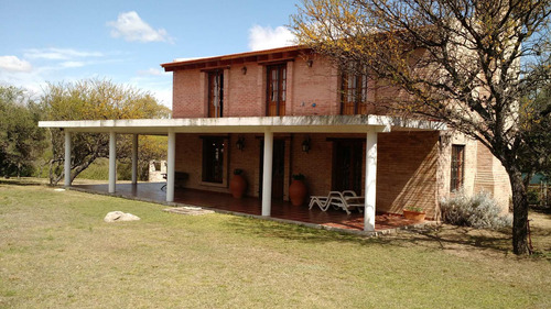 Chalet De 2 Plantas Con Pileta Y Lindas Vistas En Las Calles