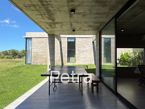 Casa En Venta De Hormigón Visto En Costa Esmeralda